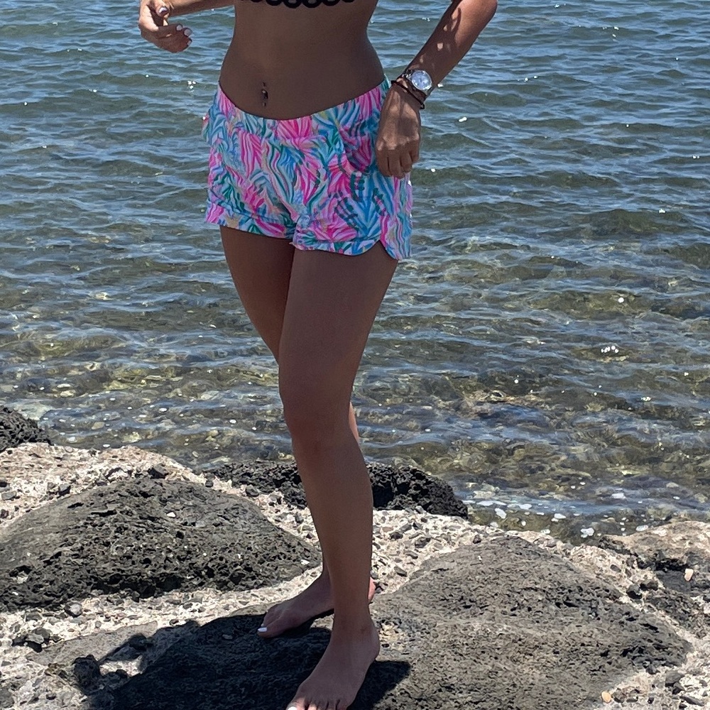 Lilly Pulitzer ocean short size XS - Picture 4 of 5